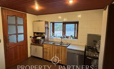 Amplia parcela en terreno plano con 2 casas