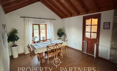 Amplia parcela en terreno plano con 2 casas