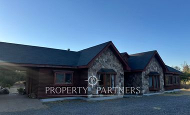 Amplia parcela en terreno plano con 2 casas