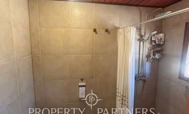 Amplia parcela en terreno plano con 2 casas