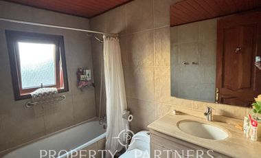 Amplia parcela en terreno plano con 2 casas