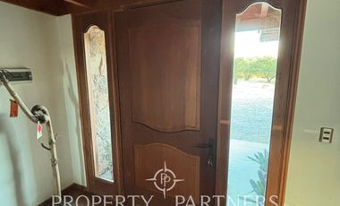 Amplia parcela en terreno plano con 2 casas