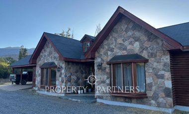 Amplia parcela en terreno plano con 2 casas