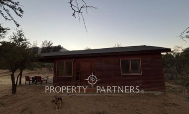 Amplia parcela en terreno plano con 2 casas