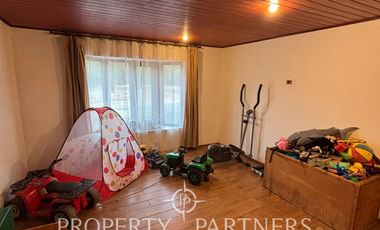 Amplia parcela en terreno plano con 2 casas