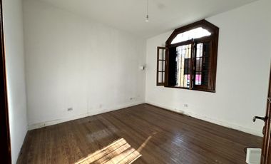 Casa tipo PH al frente a pasos de la estacion