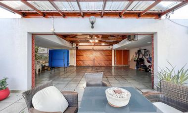 Chalet de 6 ambientes  c/ cochera en Pinos de Anchorena