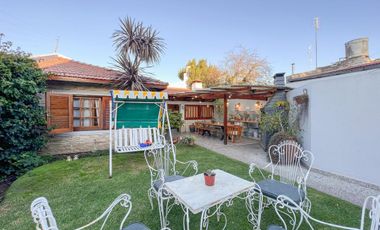 Chalet de 6 ambientes  c/ cochera en Pinos de Anchorena