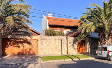 Chalet de 6 ambientes  c/ cochera en Pinos de Anchorena