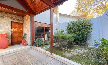 Chalet de 6 ambientes  c/ cochera en Pinos de Anchorena