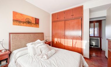 Chalet de 6 ambientes  c/ cochera en Pinos de Anchorena