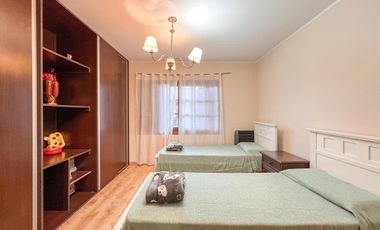 Chalet de 6 ambientes  c/ cochera en Pinos de Anchorena