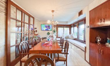 Chalet de 6 ambientes  c/ cochera en Pinos de Anchorena