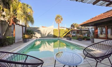 Chalet de 6 ambientes  c/ cochera en Pinos de Anchorena