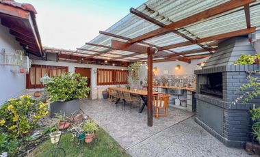 Chalet de 6 ambientes  c/ cochera en Pinos de Anchorena