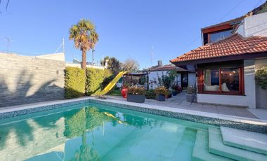 Chalet de 6 ambientes  c/ cochera en Pinos de Anchorena