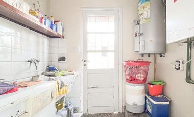 Chalet de 6 ambientes  c/ cochera en Pinos de Anchorena