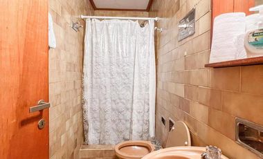 Chalet de 6 ambientes  c/ cochera en Pinos de Anchorena