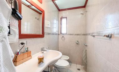 Chalet de 6 ambientes  c/ cochera en Pinos de Anchorena