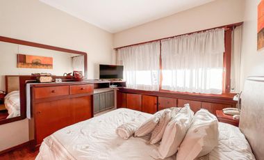 Chalet de 6 ambientes  c/ cochera en Pinos de Anchorena