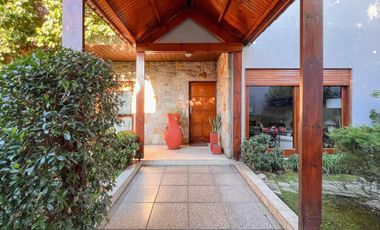 Chalet de 6 ambientes  c/ cochera en Pinos de Anchorena