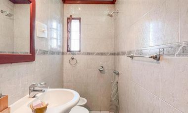 Chalet de 6 ambientes  c/ cochera en Pinos de Anchorena