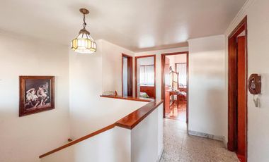 Chalet de 6 ambientes  c/ cochera en Pinos de Anchorena