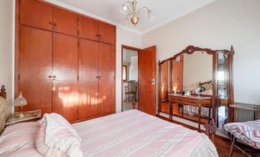 Chalet de 6 ambientes  c/ cochera en Pinos de Anchorena