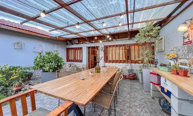 Chalet de 6 ambientes  c/ cochera en Pinos de Anchorena