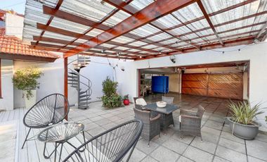 Chalet de 6 ambientes  c/ cochera en Pinos de Anchorena