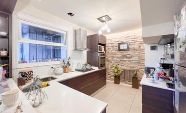 Chalet de 6 ambientes  c/ cochera en Pinos de Anchorena