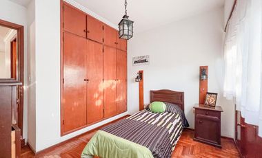 Chalet de 6 ambientes  c/ cochera en Pinos de Anchorena