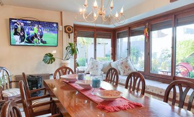 Chalet de 6 ambientes  c/ cochera en Pinos de Anchorena