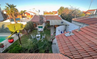 Chalet de 6 ambientes  c/ cochera en Pinos de Anchorena