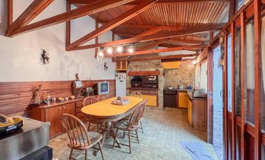 Chalet de 6 ambientes  c/ cochera en Pinos de Anchorena