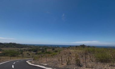 Terreno con vista a la montaña y mar