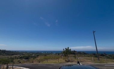 Terreno con vista a la montaña y mar