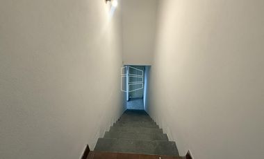 Alquiler- Depósito con Local/Oficina y departamento en zona Centro - A093