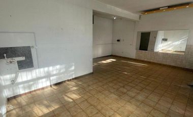 Local a la calle en plena Av. Jara