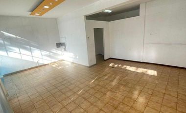 Local a la calle en plena Av. Jara