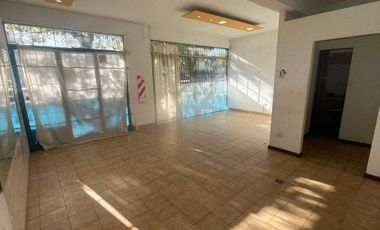 Local a la calle en plena Av. Jara