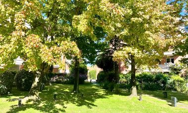 Departamento de 3 amb, en Jardines de San Isidro, cochera cubierta.