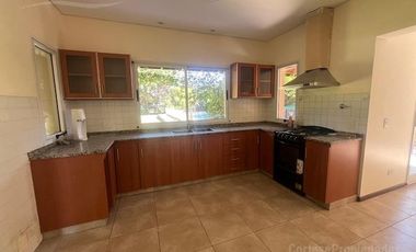 Casa en alquiler anual en barrio Santa Catalina - Villanueva