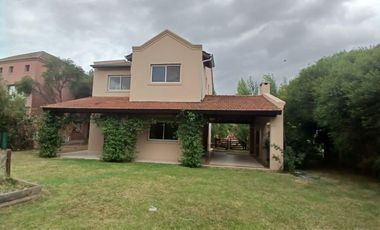 Casa en alquiler anual en barrio Santa Catalina - Villanueva