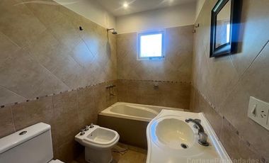 Casa en alquiler anual en barrio Santa Catalina - Villanueva