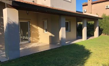 Casa en alquiler anual en barrio Santa Catalina - Villanueva