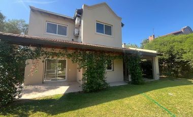 Casa en alquiler anual en barrio Santa Catalina - Villanueva