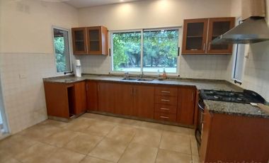 Casa en alquiler anual en barrio Santa Catalina - Villanueva