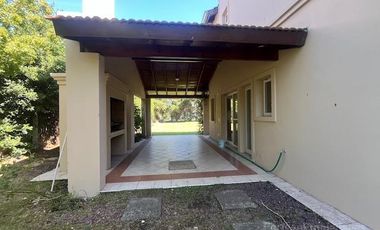 Casa en alquiler anual en barrio Santa Catalina - Villanueva