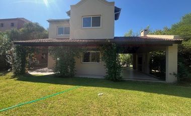 Casa en alquiler anual en barrio Santa Catalina - Villanueva